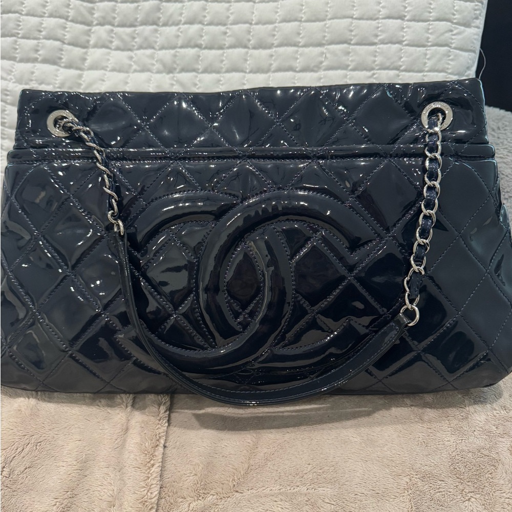 CHANEL Matelasse patent shoulder bag . Dark navy